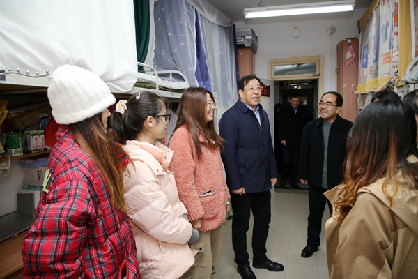黄思光到学生宿舍看望学生,与她们亲切交流。.jpg