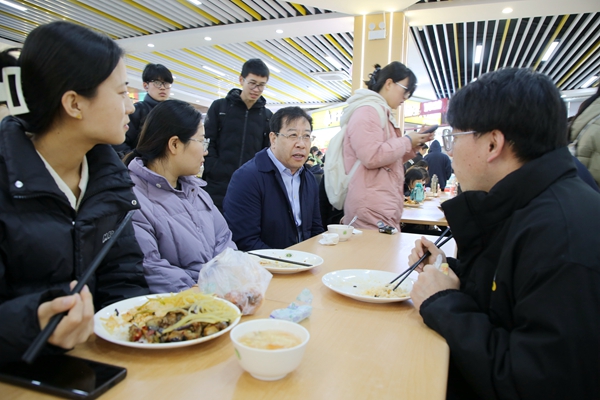 黄思光与就餐研究生亲切交流,了解他们学生生活黄思光与学生共进午餐,了解他们学习生活<span class=