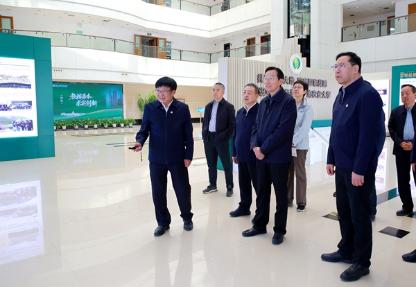 参观办学成果展.jpg