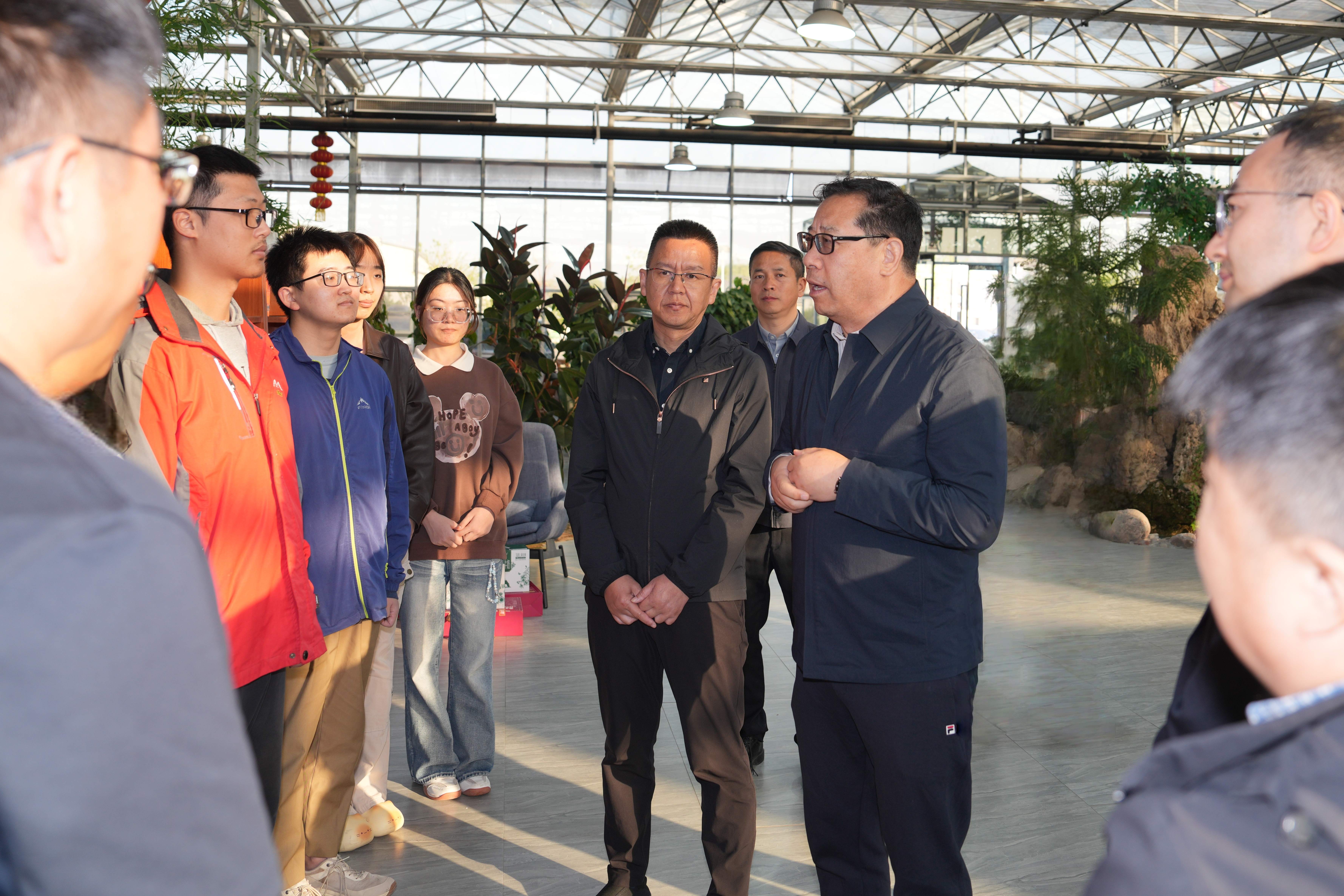 黄思光与羊产业发展研究院学生亲切交谈.jpg
