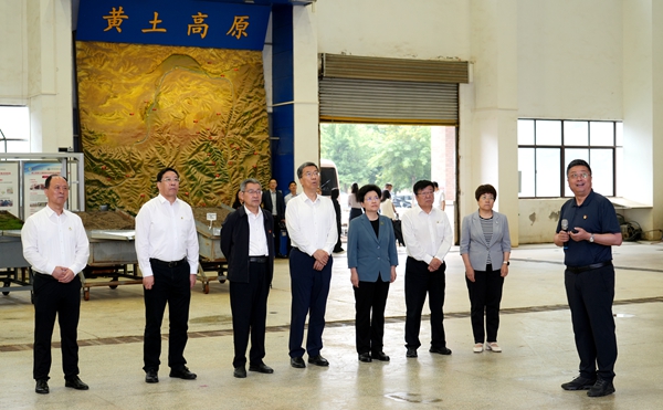 怀进鹏在我校水土保持与荒漠化整治全国重点实验室调研.jpg
