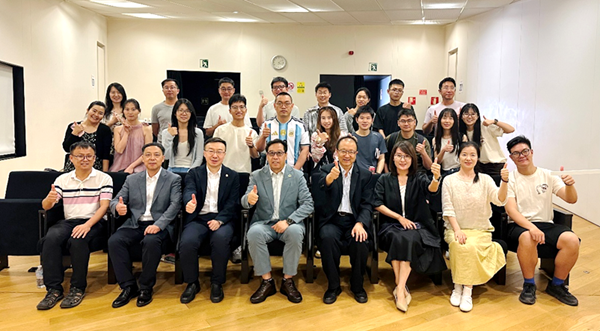 与巴塞罗那地区青年学者合影1.png