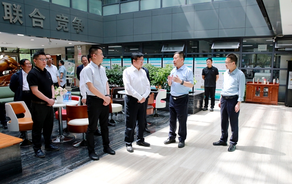 甘肃农业大学校长柴强(右二)向吴普特一行介绍省部共建干旱生境作物学国家重点实验室建设情况.jpg