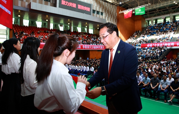 校党委书记黄思光为获奖学生代表颁奖.jpg