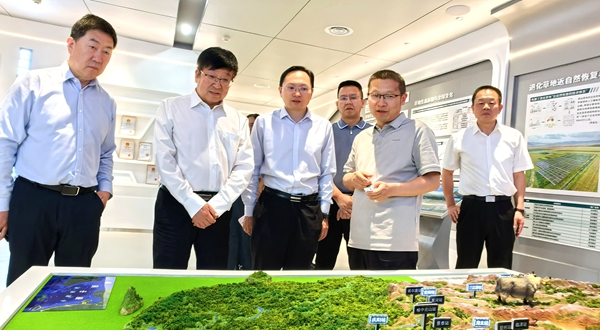 吴普特一行参观兰州大学草种创新与草地农业生态系统全国重点实验室.jpg