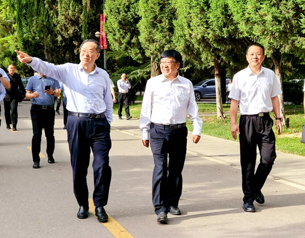 兰州大学校长杨勇平向吴普特介绍学校建设情况.jpg