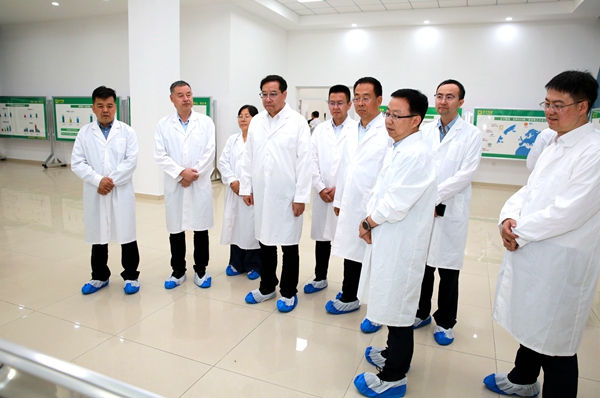 黄思光在正大羊业调研.jpg