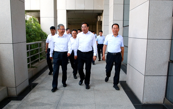 黄思光与宝鸡市委书记陈晓勇(左)交流.jpg