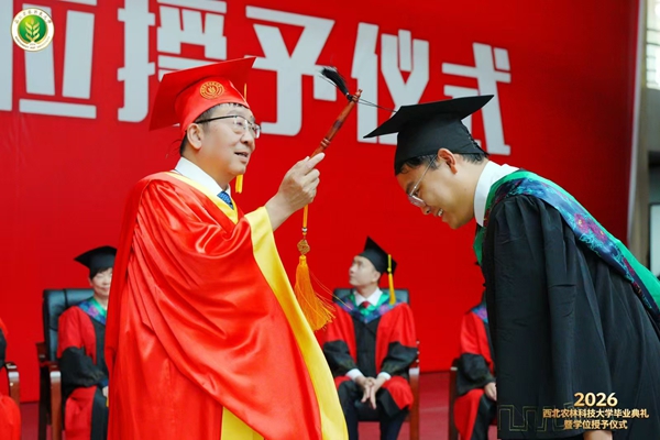 毕业典礼后举行了学位授予仪式,校长吴普特逐一为毕业生拨穗.jpg