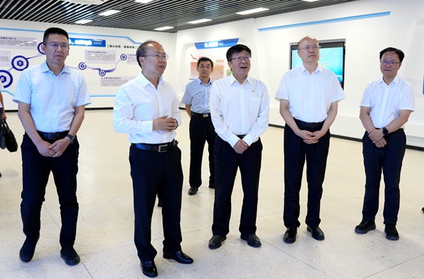 3吴普特在教育部新疆高等研究院调研.jpg