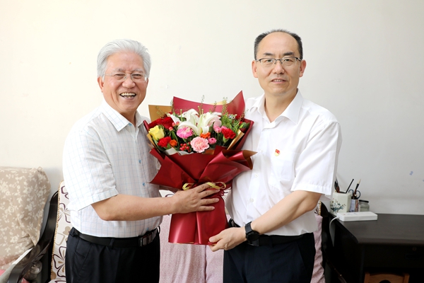 15庄世宏看望慰问“光荣在党50年”党员代表苏印泉教授.jpg