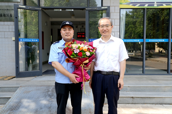 9陈红看望慰问管理服务类党员代表李军儒.jpg
