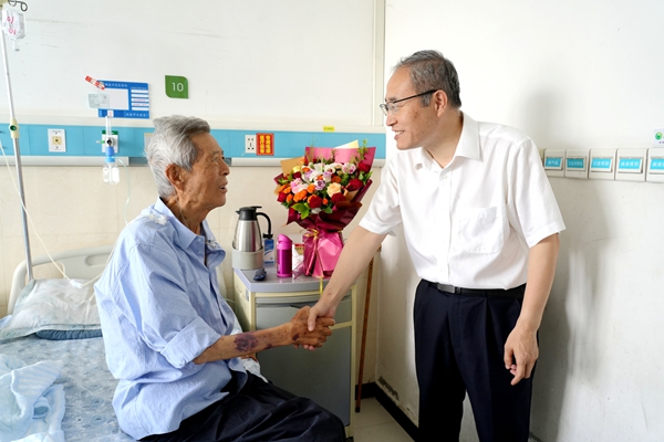 5陈红看望慰问陕西省优秀共产党员王辉教授.jpg