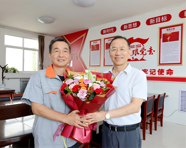 13闫祖书看望慰问管理服务类党员代表汤军健.jpg