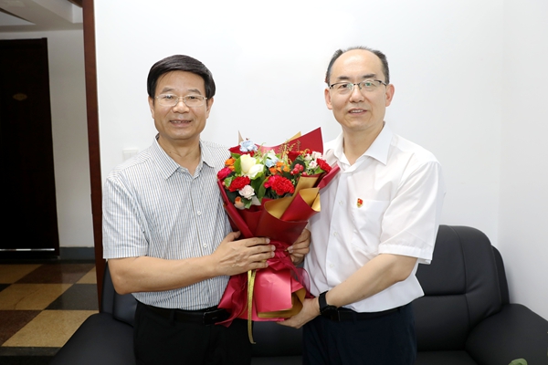 16庄世宏看望慰问党员人才代表谢寿安教授.jpg