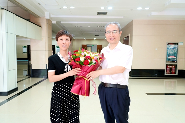 8陈红看望慰问陕西高校优秀党务工作者王佳.jpg