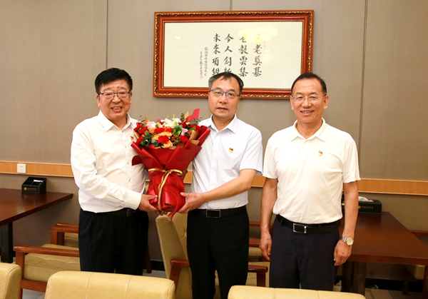 4吴普特、闫祖书看望慰问陕西省优秀党务工作者黄明学.jpg