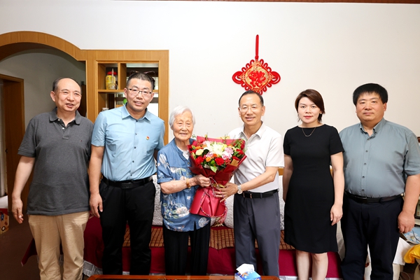 10闫祖书看望慰问新中国成立前入党老党员赵琴研究员.jpg