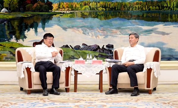 1新疆维吾尔自治区人民政府副主席木合亚提会见吴普特一行.jpg