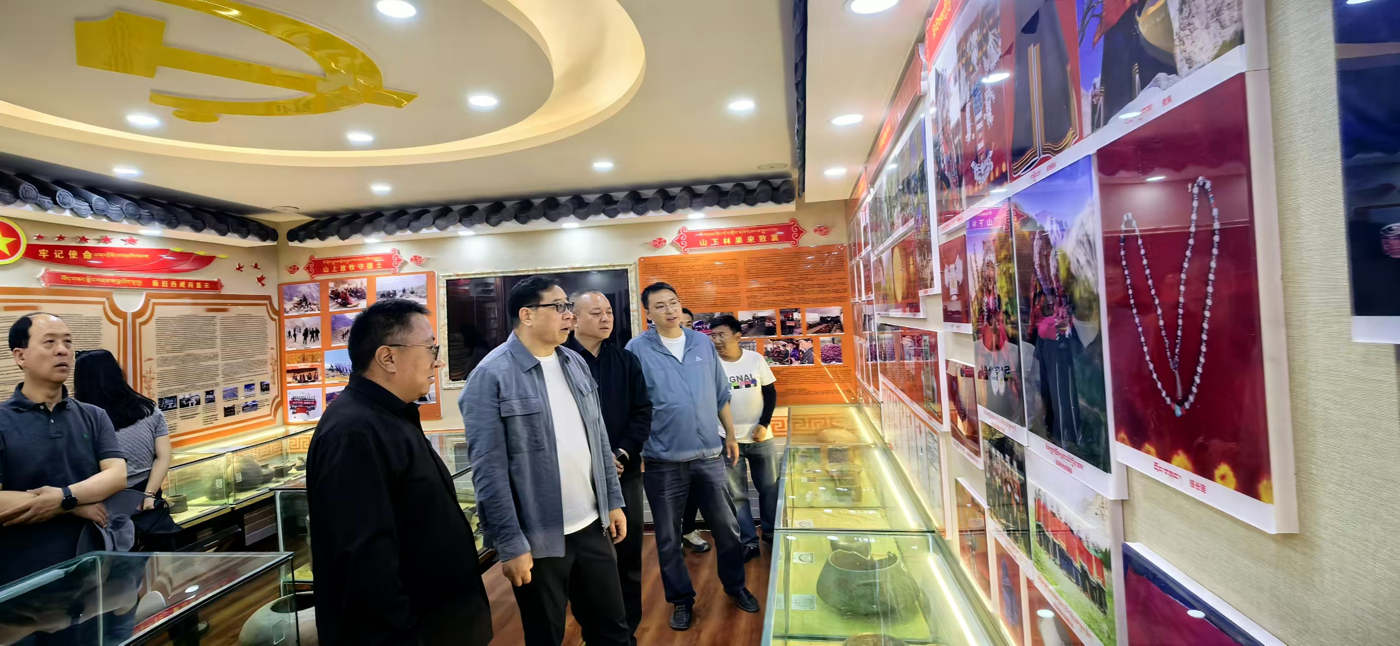 参观什布奇村村史馆 了解党建引领高质量发展情况.jpg