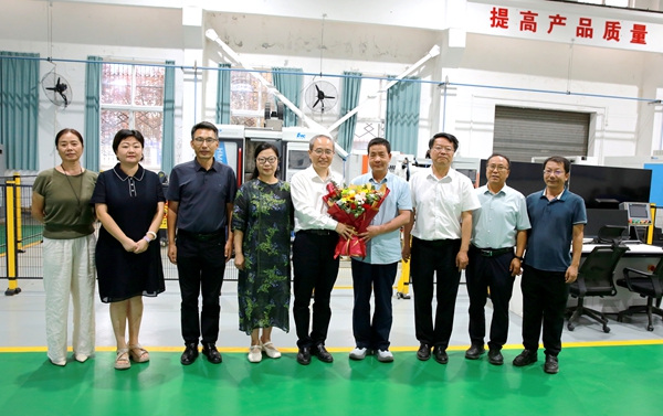 15.陈红看望慰问机电学院赵友亮副教授.jpg