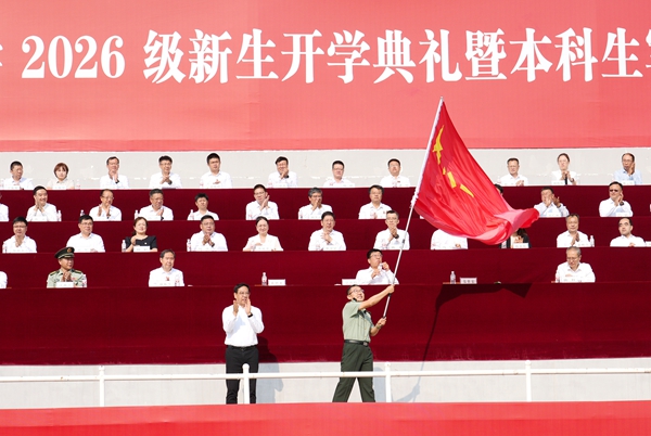 1.黄思光向军训旅授旗.jpg