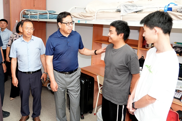 9.黄思光在北校区学生宿舍亲切看望新生.jpg