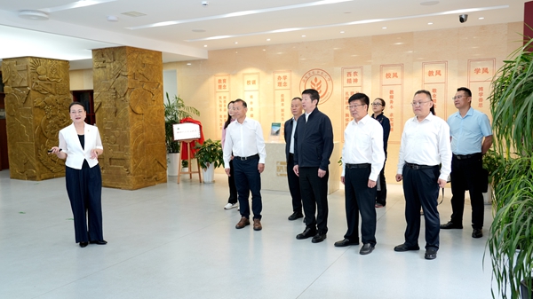 1.谷振春一行调研校史馆.jpg