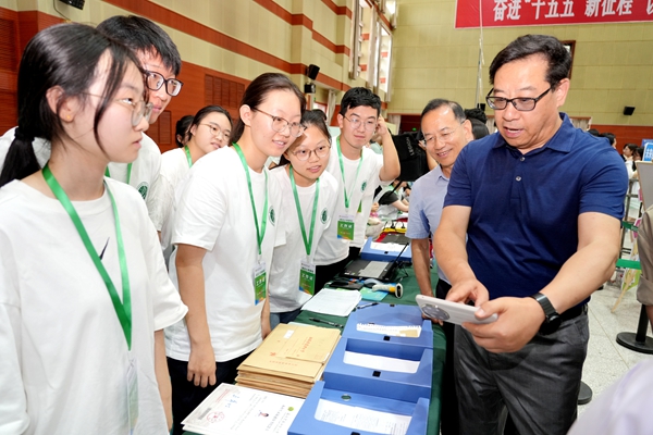 5.黄思光看望学生志愿者并与大家亲切交流.jpg
