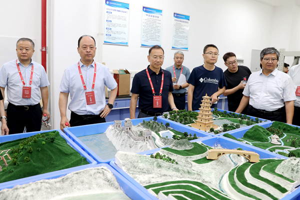 6.韦革宏、闫祖书检查水建学院实验室教学准备情况.png