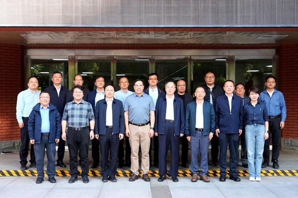 黄思光一行与兰州大学校长杨勇平座谈并合影留念.jpg