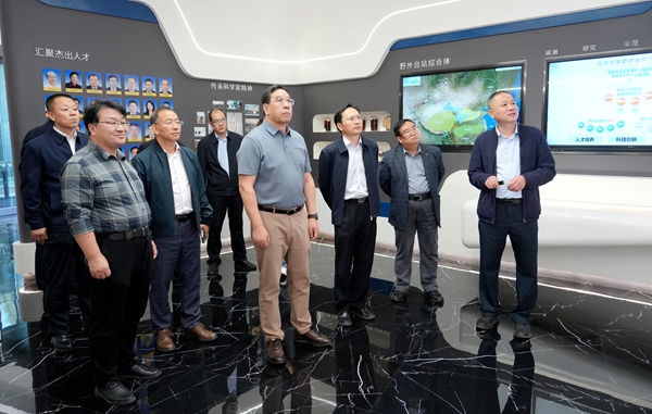 黄思光一行参观兰州大学科学观测台站管理中心.jpg