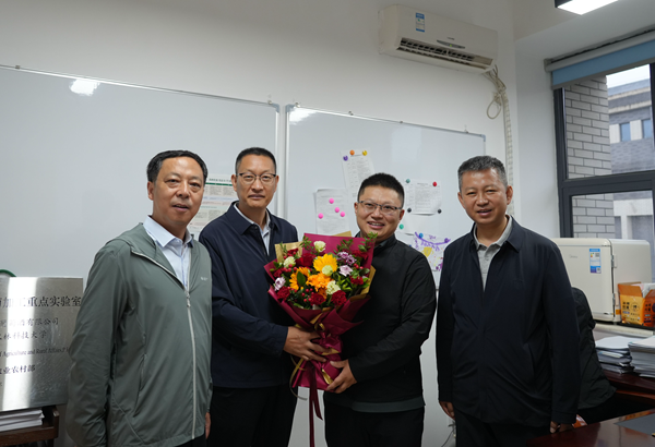 29.孙马看望慰问葡萄酒学院青年教授孙翔宇.png