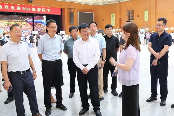 14.吴普特在南校区绣山活动中心检查研究生新生报到工作.jpg