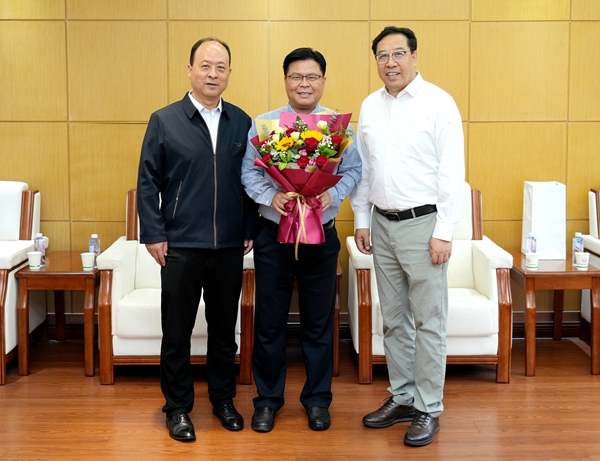 2.黄思光、韦革宏看望慰问水保全重室主任李新荣教授.jpg