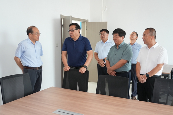 12.黄思光在滨河公寓了解学生学习生活环境.jpg