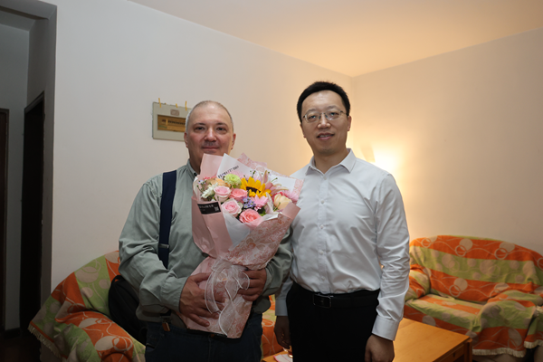 40.张宏鸣看望慰问语言文化学院外教罗莫丁·基里尔.png