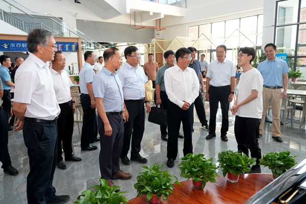 22.吴普特在滨河公寓了解就餐环境并与学子亲切交流.jpg