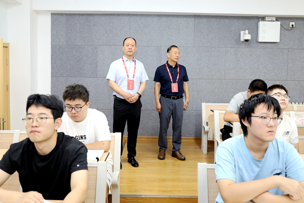 5.韦革宏、闫祖书检查课堂情况.png