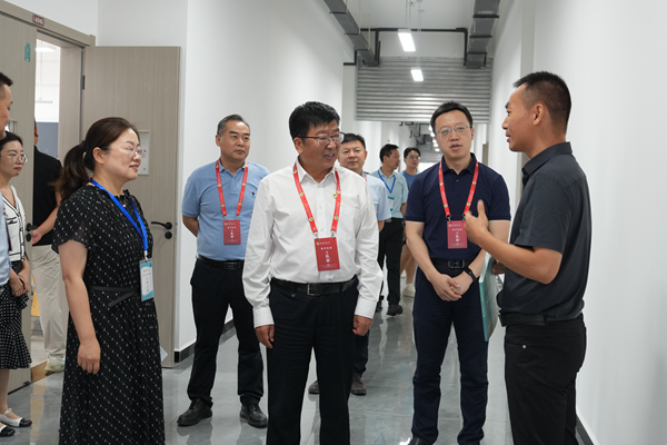 3.吴普特在滨河公寓课间与教师亲切交谈.png