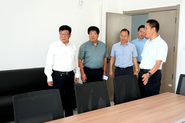 24.吴普特在滨河公寓了解学生学习、生活环境.jpg