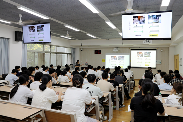 9.课堂秩序井然.png