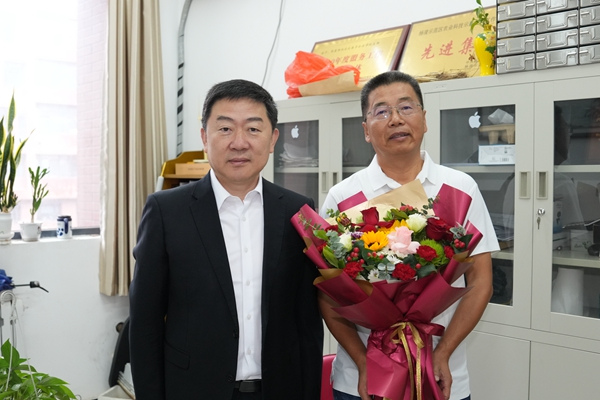 25.房玉林看望慰问农学院奚亚军教授.jpg