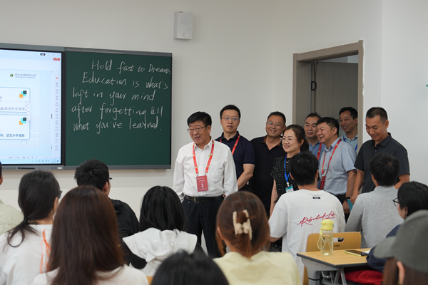 2.吴普特在滨河公寓课间看望学生.png