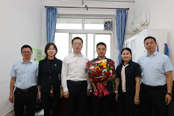 34.张宏鸣看望慰问动科学院任周正教授.png