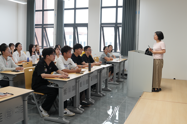 7.滨河公寓教室内授课教师细致开展教学.png