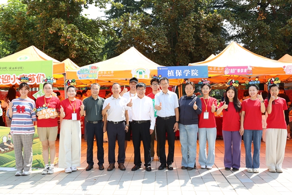 17.吴普特亲切看望一线工作人员及学生志愿者.jpg