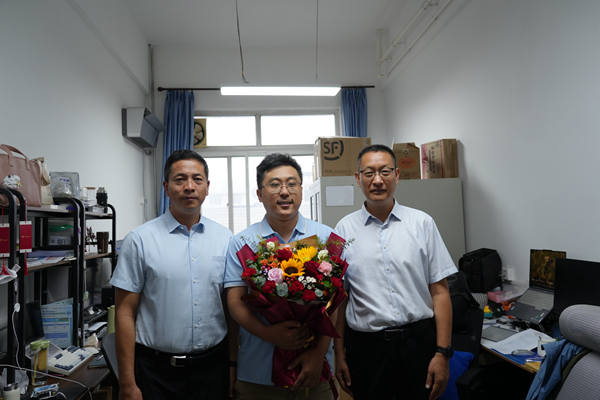 28.孙马看望慰问动科学院徐坤副教授.png