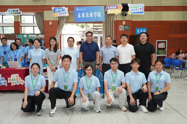 4.黄思光了解学院迎新工作情况并与师生合影留念.jpg