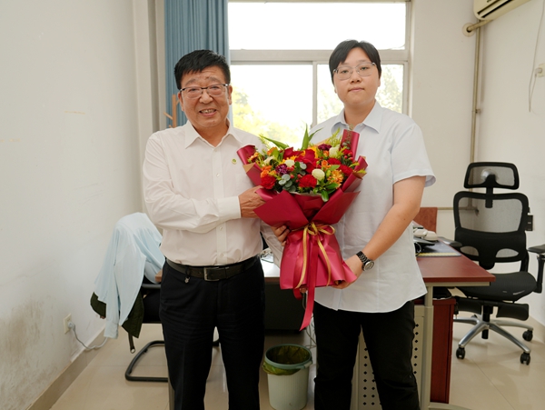 11.吴普特看望慰问机电学院新进教师江艾莲.jpg